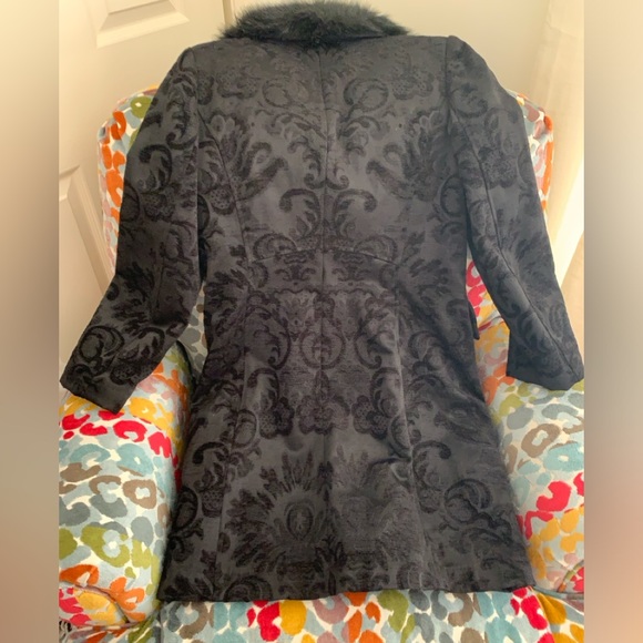 Coat with floral pattern. - Picture 4 of 8